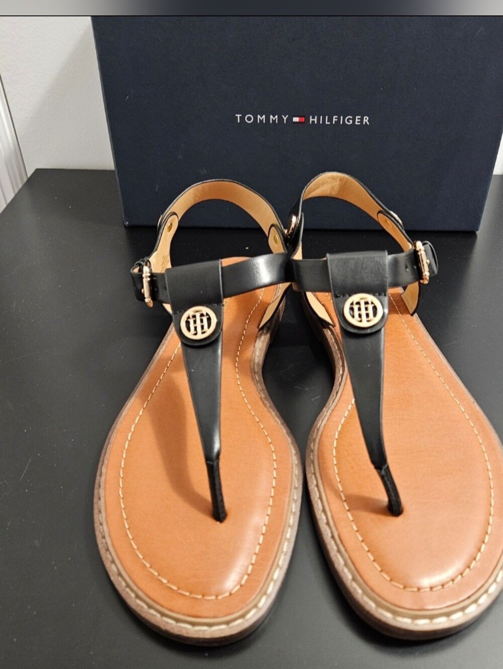 NIB Women's Tommy Hilfiger Bennia Flat Thong Sandals Size 10M